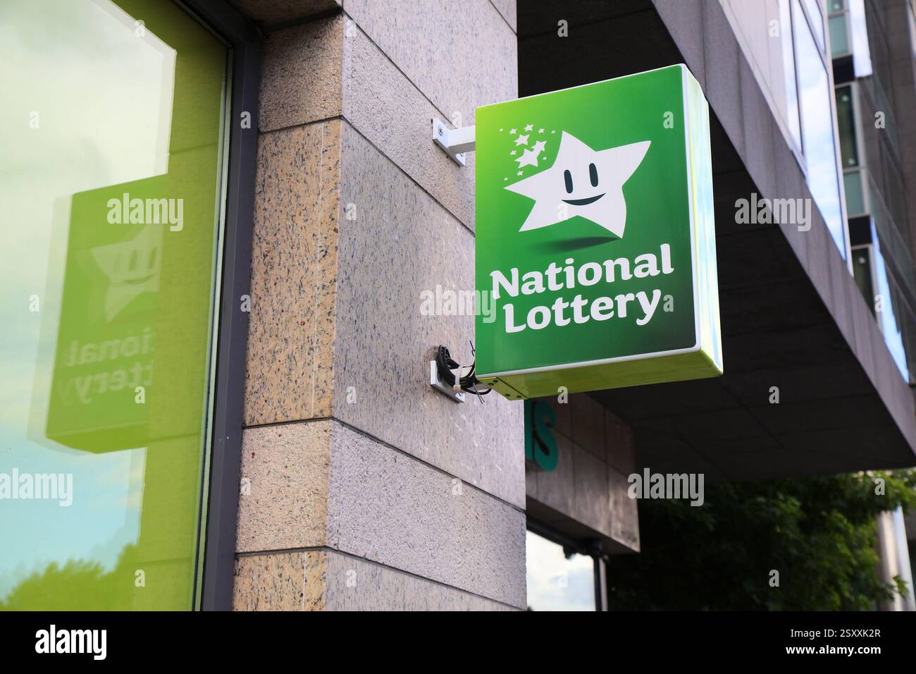 DUBLINO, IRLANDA - 6 LUGLIO 2024: Banner pubblicitario National Lottery fuori da un negozio di alimentari a Dublino, Irlanda. Foto Stock