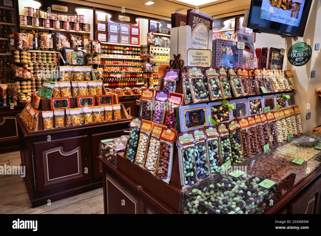 AVIGNONE, FRANCIA - 30 SETTEMBRE 2021: Negozio di prodotti alimentari francesi artigianali locali con dolci nel centro di Avignone, Francia. Foto Stock