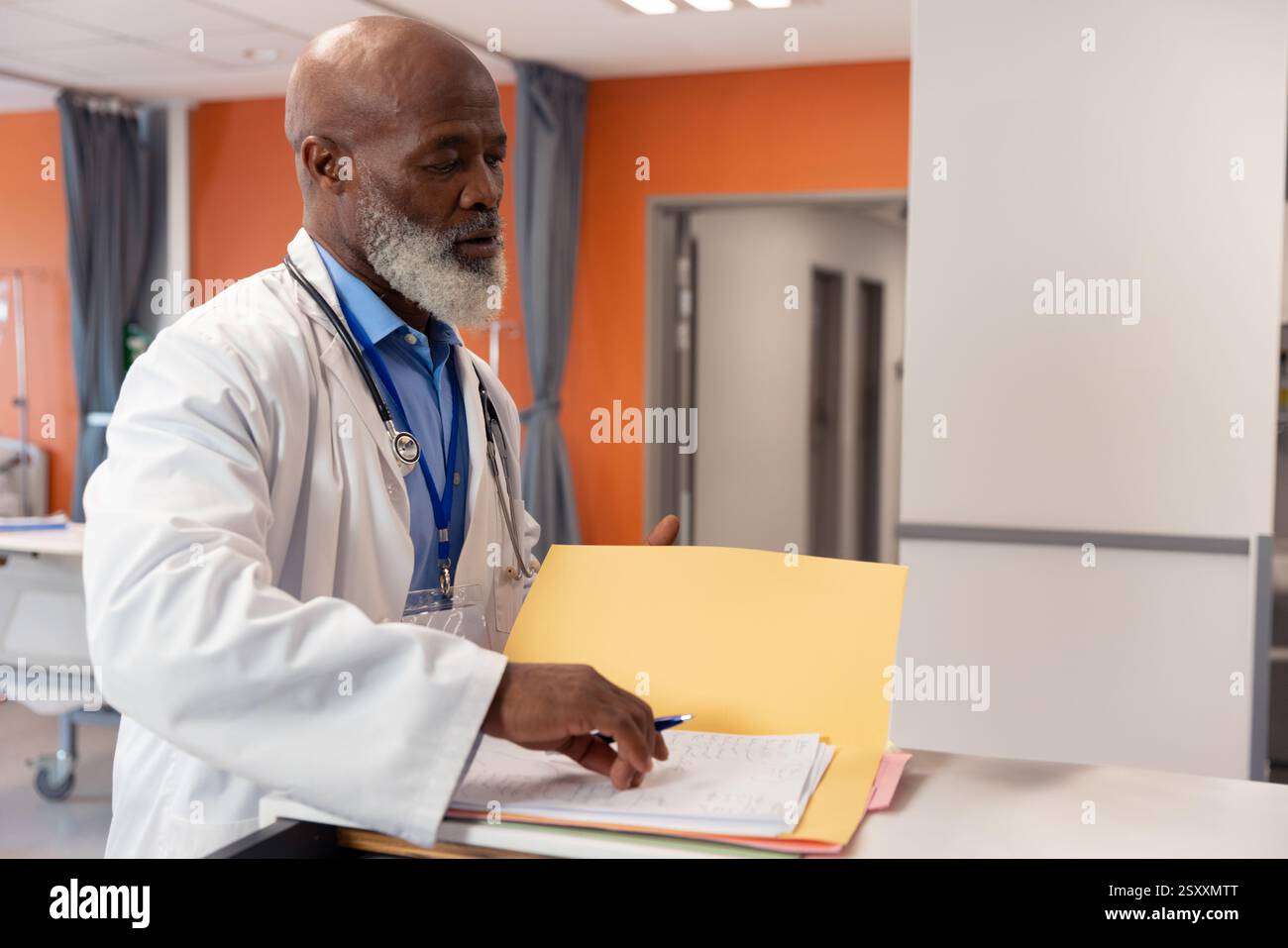 Medico che esamina le cartelle dei pazienti presso la postazione infermieri dell'ospedale, si concentra sul lavoro, spazio di copia Foto Stock