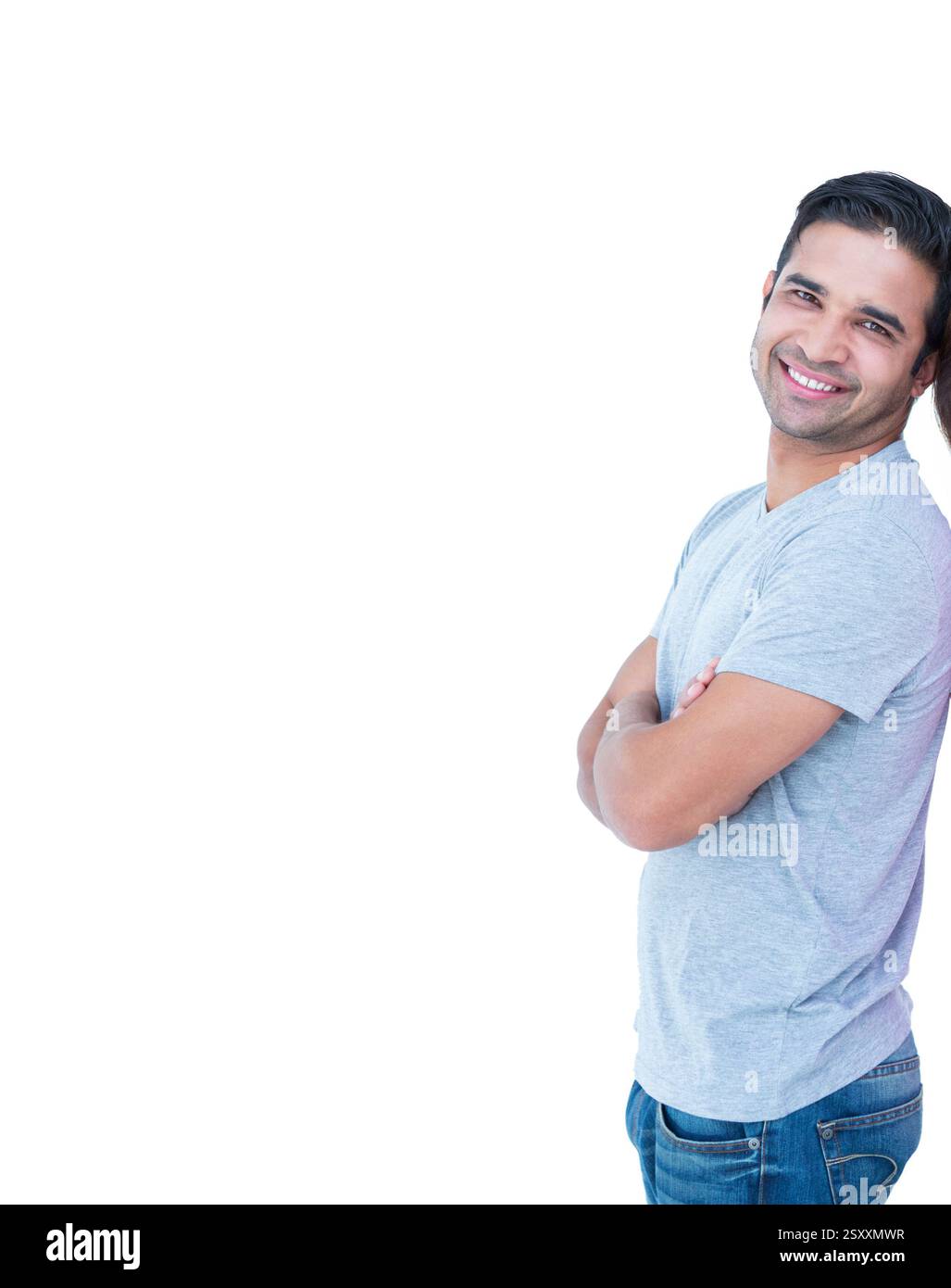 Uomo sicuro di sé in un abbigliamento casual sorridente con le braccia incrociate in ufficio, spazio copia Foto Stock