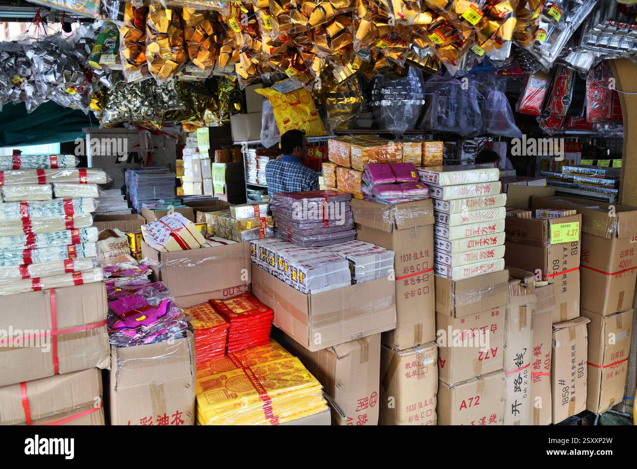 KUCHING, MALESIA - 10 MARZO 2024: Negozio di specialità con denaro fantasma, materiali per pregare e forniture funerarie a Kuching, Malesia. Foto Stock