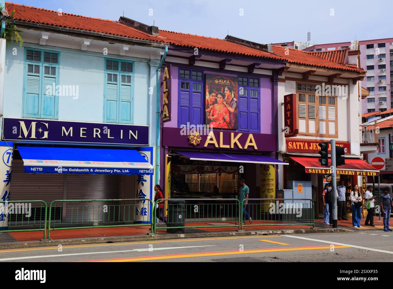 CITTÀ DI SINGAPORE, SINGAPORE - 11 MARZO 2024: Le persone visitano i negozi nel quartiere Little India della città di Singapore. Foto Stock