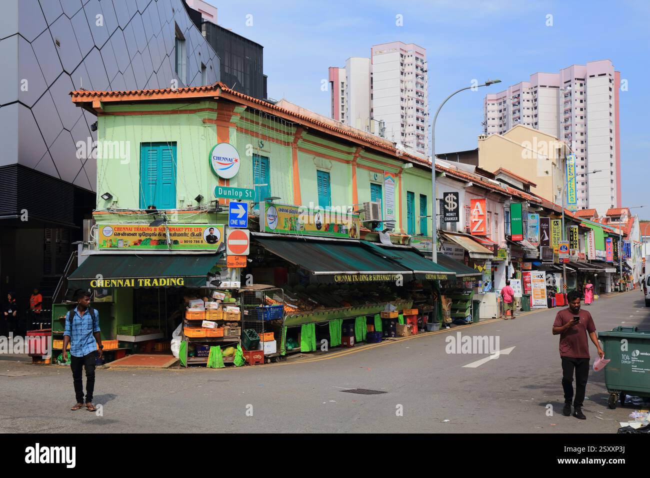 CITTÀ DI SINGAPORE, SINGAPORE - 11 MARZO 2024: La gente visita il quartiere Little India della città di Singapore. Foto Stock