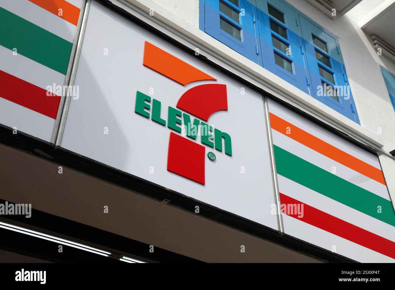 SINGAPORE, SINGAPORE - 11 MARZO 2024: Minimarket 7-Eleven nella città di Singapore. Foto Stock