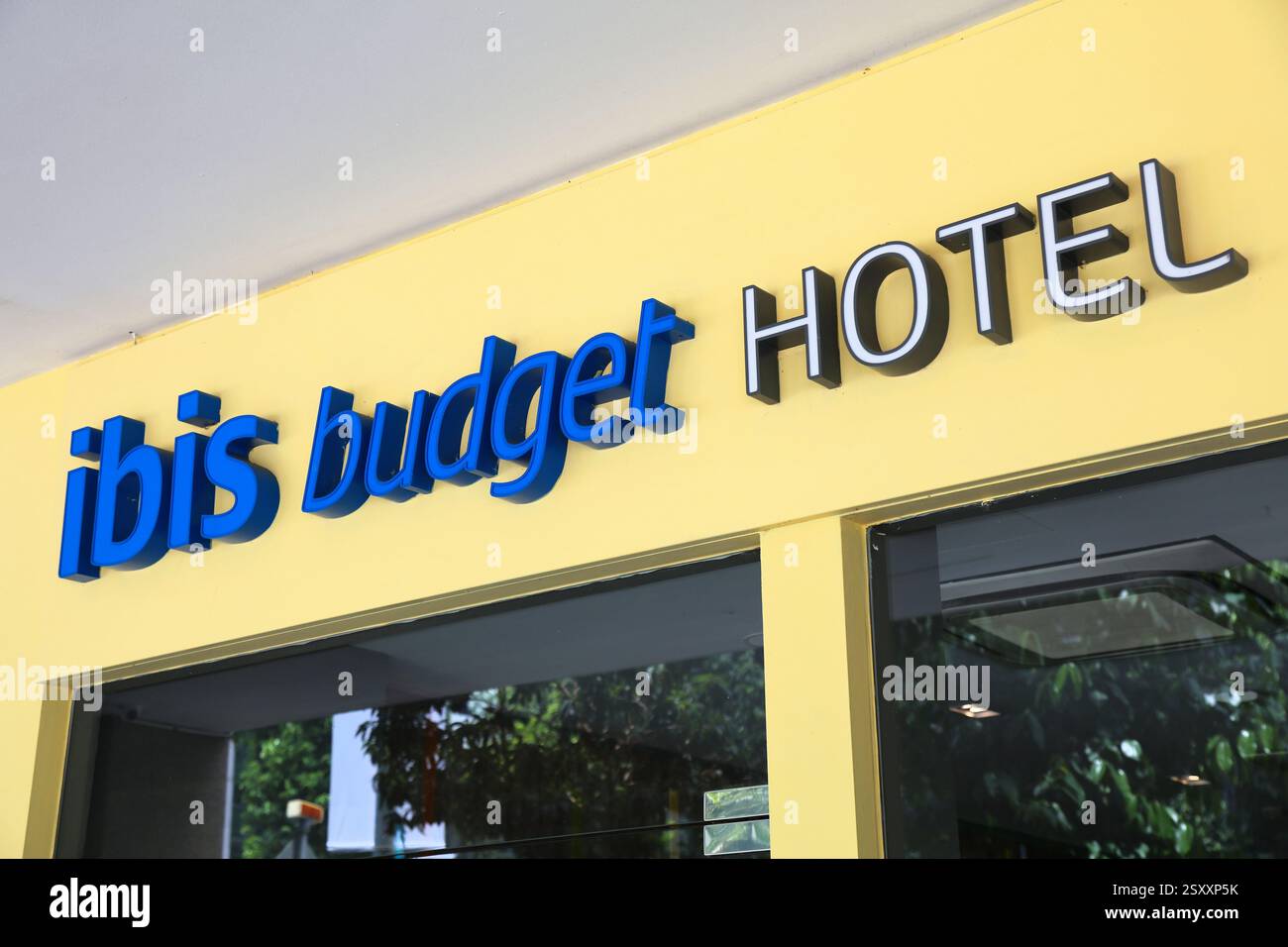 SINGAPORE, SINGAPORE - 11 MARZO 2024: Hotel ibis budget nella città di Singapore. Ibis budget è uno dei marchi Accor. Foto Stock