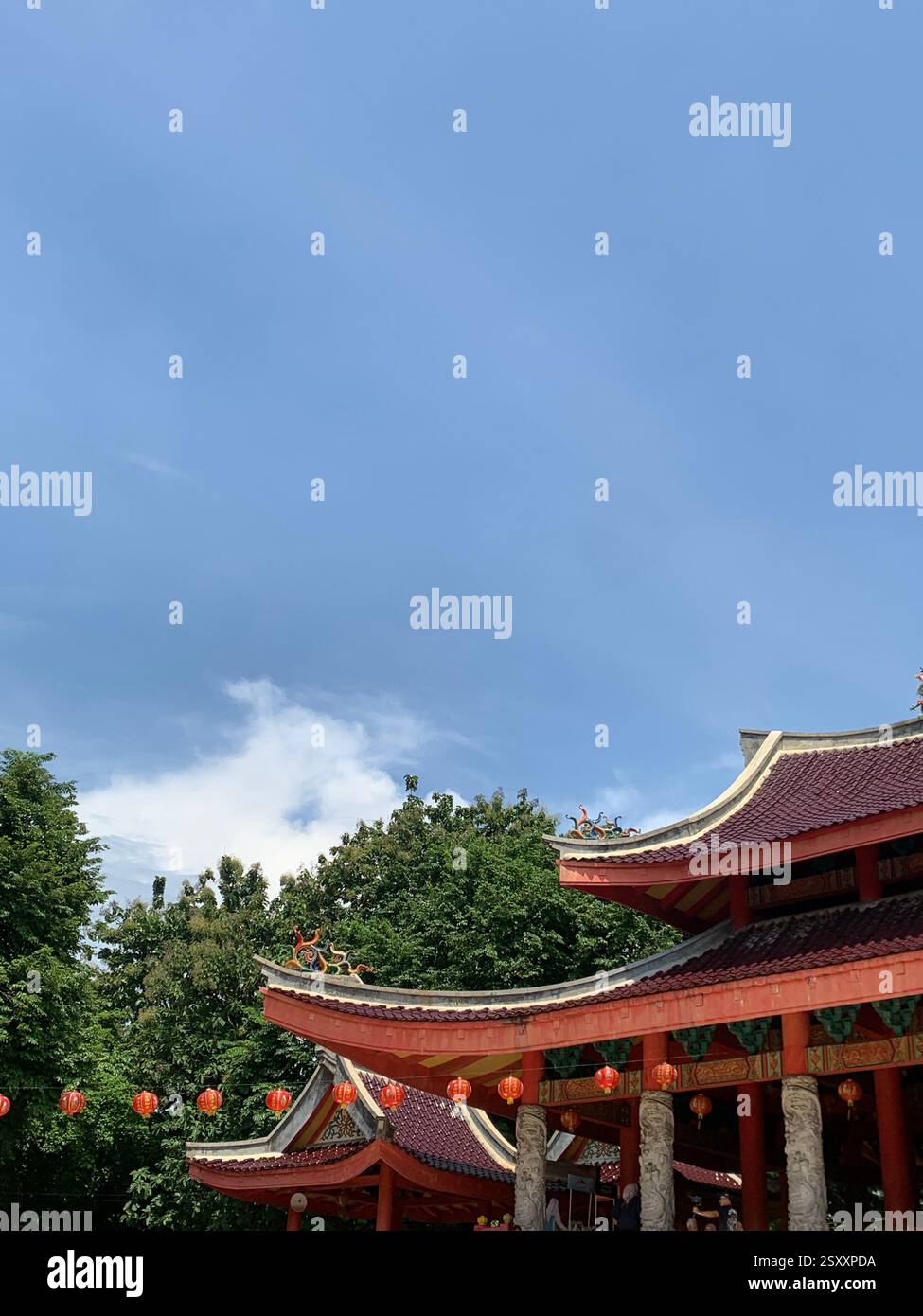 "Sussurri del passato: Un tempio cinese sotto il cielo dell'eredità" - Immagine stock catturata con smartphone