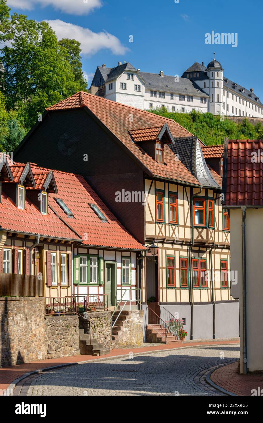 Stolberg, Germania – 26 agosto 2024: Le torri del castello di Stolberg si innalzano sopra i tetti della città in un giorno di agosto di sole. Risale al XIII secolo. Foto Stock