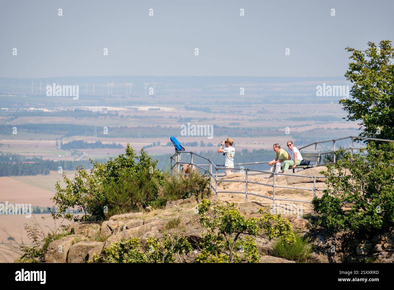 Piazza della Danza delle streghe, Germania - 27 agosto 2024: I turisti si godono la vista che offre la Piazza della Danza delle streghe (Hexentanzplats) nelle montagne Harz. Foto Stock