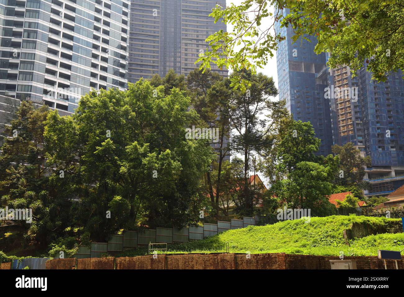 Giungla urbana nel centro di Kuala Lumpur, Malesia. Foto Stock