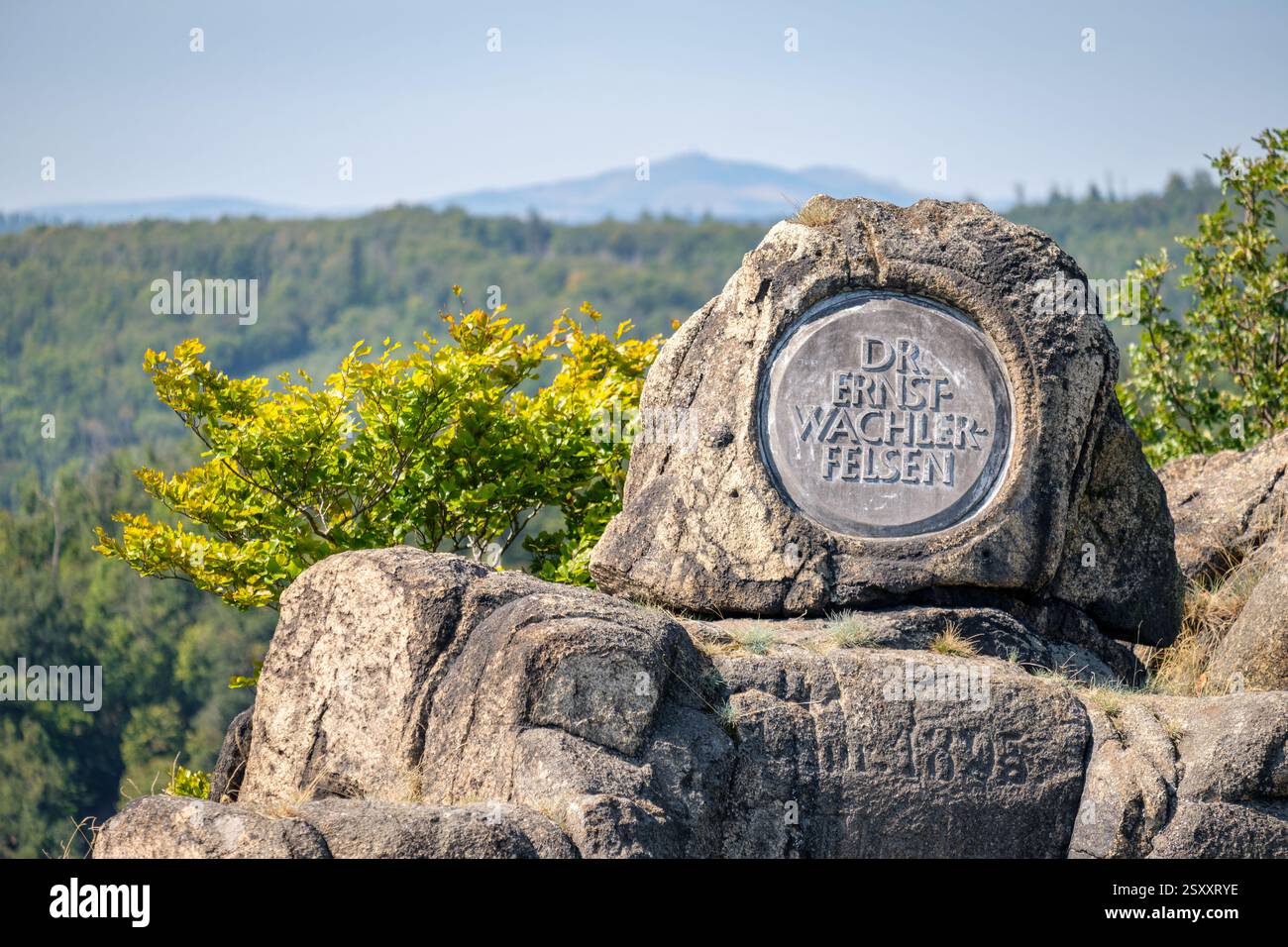 Piazza della Danza delle streghe, Germania - 27 agosto 2024: Vicino alla Piazza della Danza delle streghe si trova un memoriale per lo scrittore Heinrich Ernst Wachter (1871-1945). Foto Stock