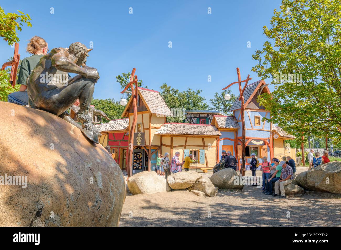 Piazza della Danza delle streghe, Germania – 27 agosto 2024: Molti turisti visitano i negozi e il parco giochi della Piazza della Danza delle streghe (montagne di Harz, Germania). Foto Stock