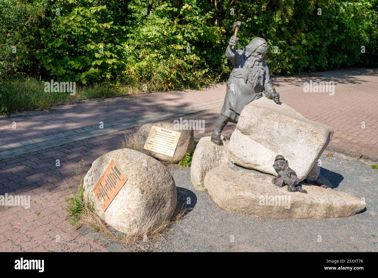 Thale, Germania – 27 agosto 2024: A Thale è un sentiero escursionistico con sculture di figure della mitologia tedesca come questo monaco di montagna (Bergmönch) Foto Stock