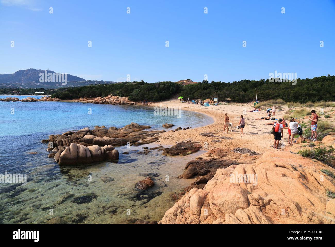 SARDEGNA, ITALIA - 24 MAGGIO 2023: La gente visita la spiaggia di Capriccioli ad Arzachena, isola Sardegna, Italia. Foto Stock