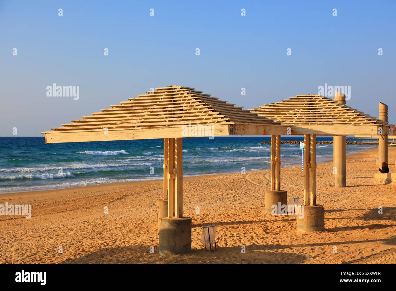 Spiaggia di sabbia a Haifa, Israele. Dado Beach infrastrutture pubbliche ombre a Haifa. Foto Stock