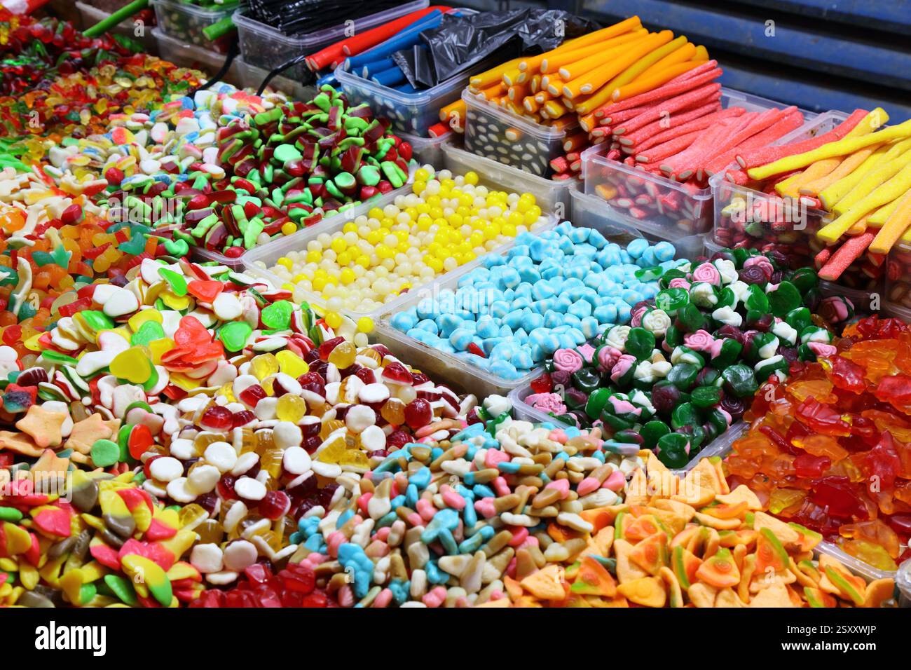 Colorato sfondo gommoso di caramelle in un mercato di Gerusalemme, Israele. Caramelle assortite in gelatina. Foto Stock