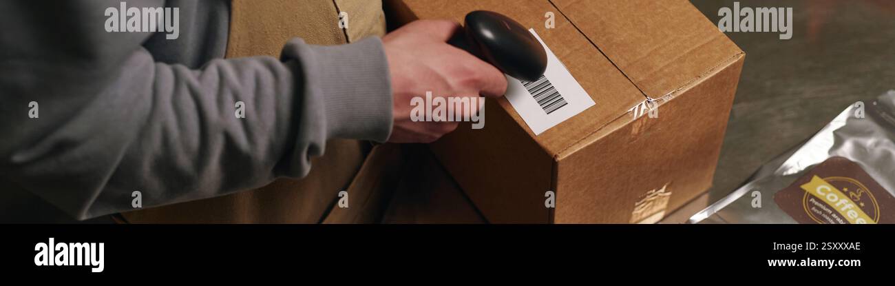 Banner del sito Web con un lavoratore irriconoscibile che esegue la scansione del codice a barre sulla parte superiore della confezione con i prodotti Foto Stock