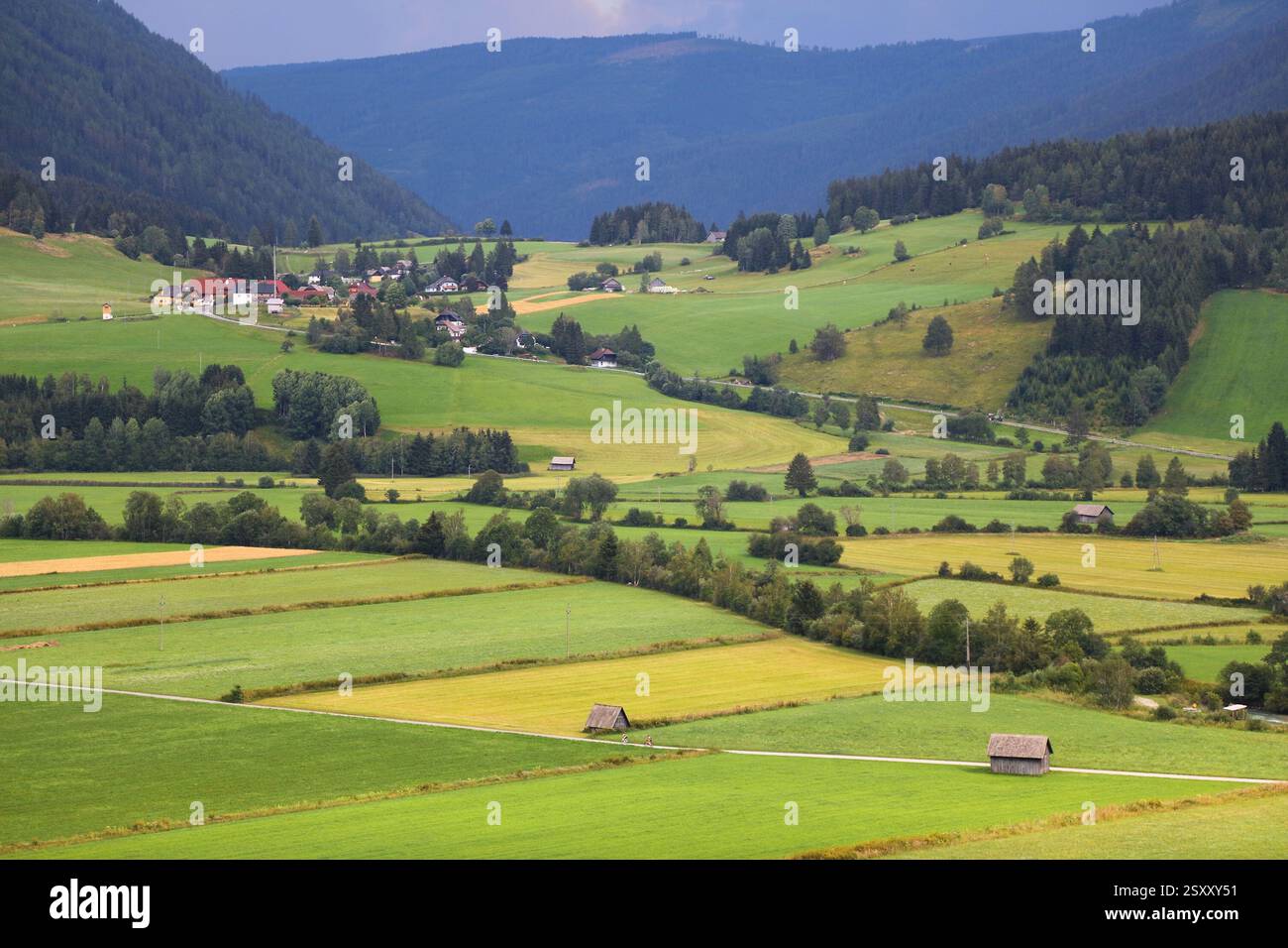 Sankt Margarethen im Lungau vista sulla campagna in Austria. Paesaggio rurale estivo nello Stato di Salisburgo, Austria. Foto Stock