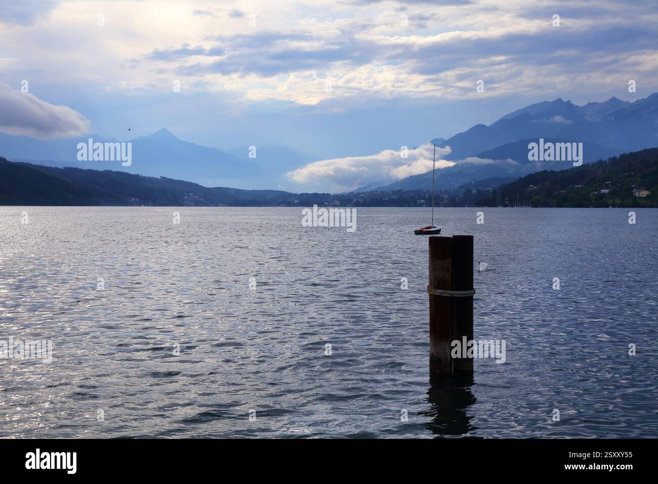 Millstatter SEE (Lago Millstatt) nella regione austriaca della Carinzia. Paesaggio alpino con splendido lago. Foto Stock