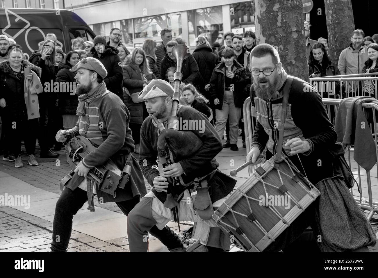 La band Ramashang dà vita alla musica medievale in una piazza pubblica, York, North Yorkshire, Regno Unito. Foto Stock