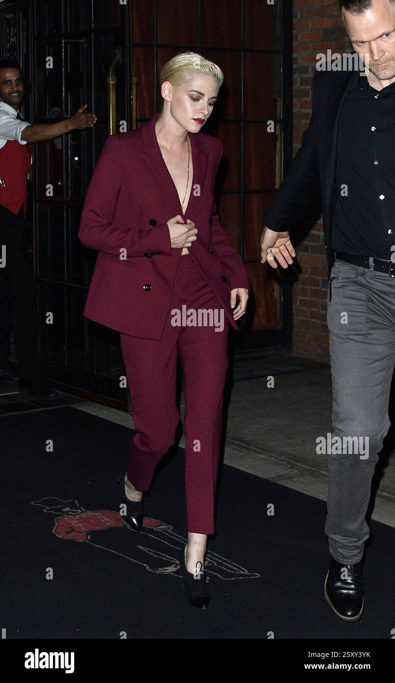 L'attrice Kristen Stewart indossa un vestito da pantaloni rossi quando lascia un hotel di Midtown il 3 ottobre 2016 a New York Foto Stock