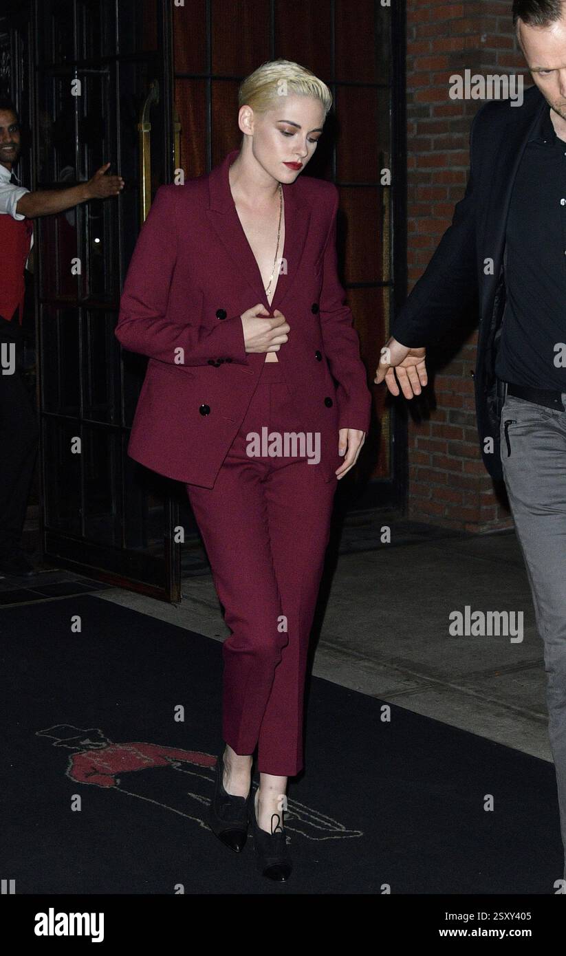 L'attrice Kristen Stewart indossa un vestito da pantaloni rossi quando lascia un hotel di Midtown il 3 ottobre 2016 a New York Foto Stock