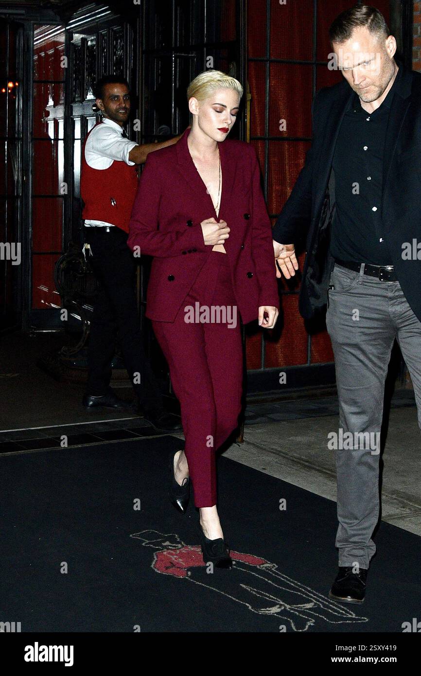 L'attrice Kristen Stewart indossa un vestito da pantaloni rossi quando lascia un hotel di Midtown il 3 ottobre 2016 a New York Foto Stock