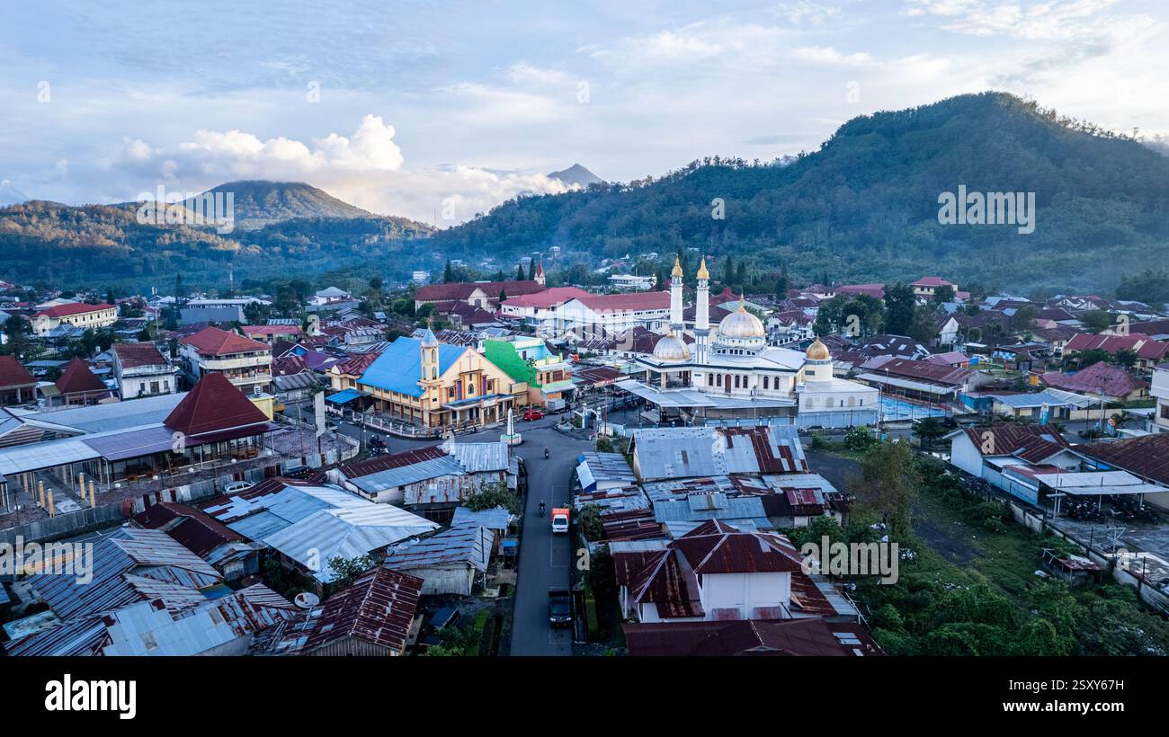 Foto aerea a droni della moschea e della chiesa affiancate al tramonto Foto Stock