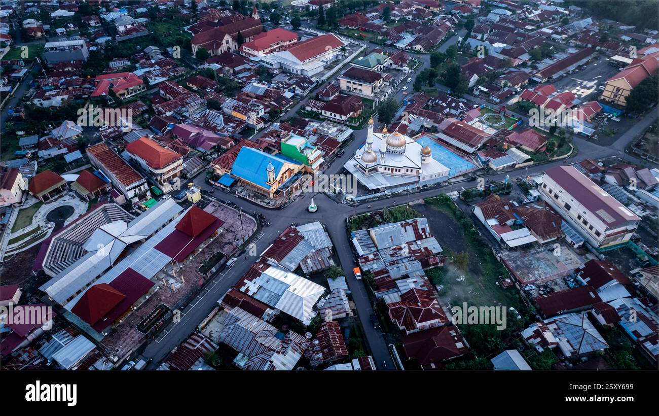 Foto aerea a droni della moschea e della chiesa affiancate al tramonto Foto Stock