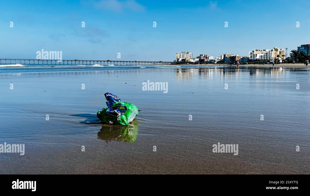 Inquinamento ambientale globale. Sacchetto di patatine fritte provenienti dall'oceano sulla spiaggia. Il concetto di conservazione ambientale. Foto Stock