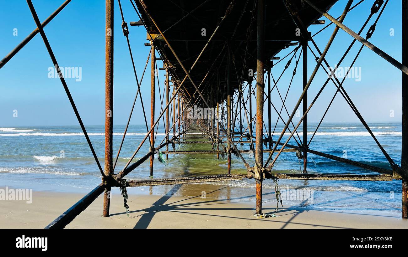 Vista sotto il molo chiamato Muelle De Pimentel su Playa Pimentel, lungo la costa del Pacifico. Questo molo è oggi un'attrazione turistica che mostra una ricca storia locale Foto Stock