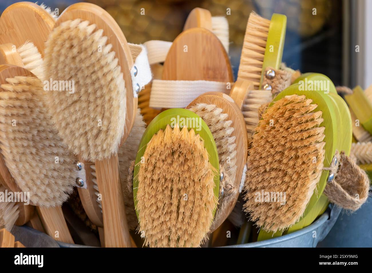 Spazzole in legno naturali per massaggi e cura della pelle, in bambù e setole naturali. Accessorio ecologico per spa e benessere Foto Stock