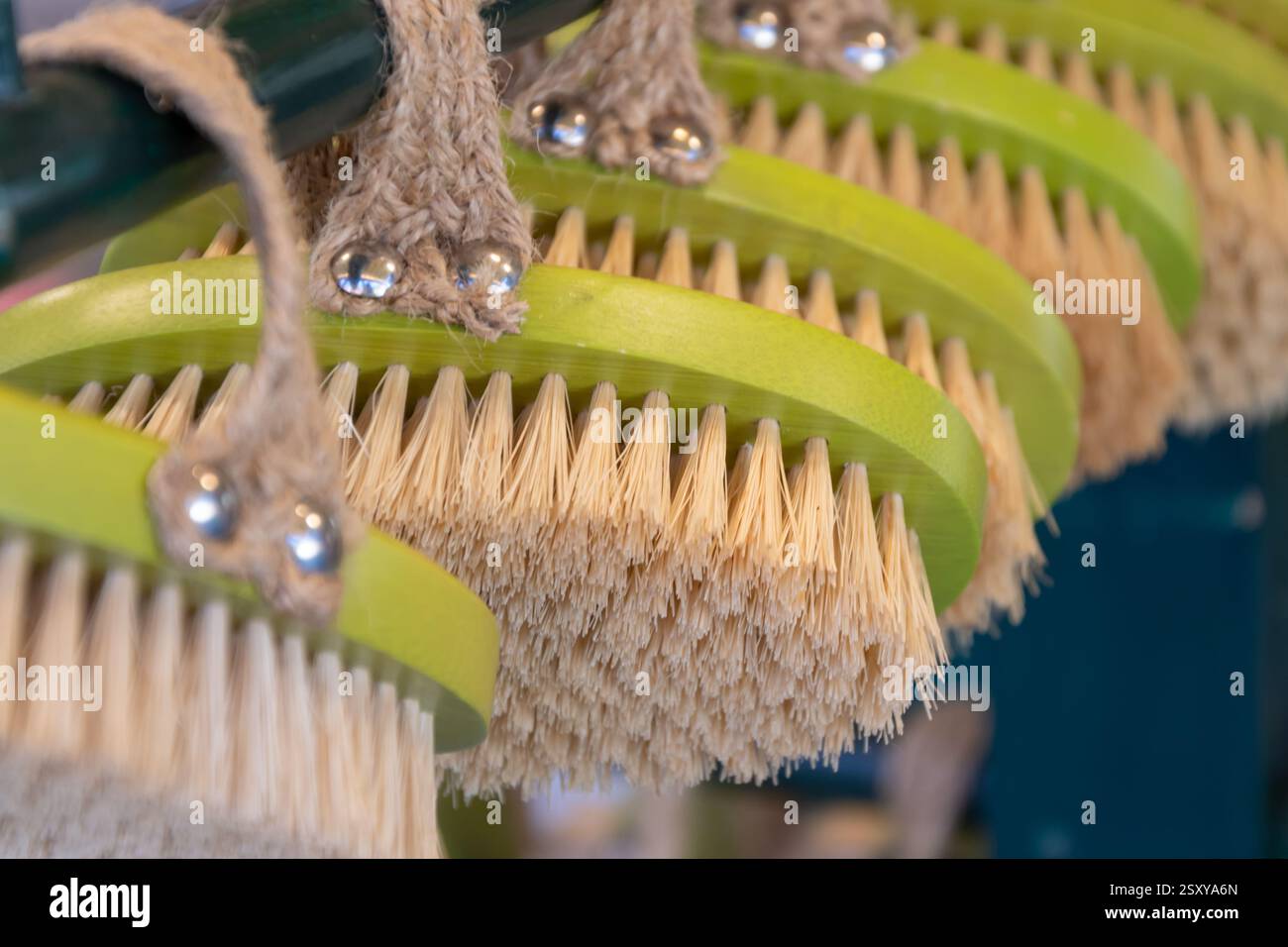 spazzole per massaggio corpo progettate per il massaggio a secco, migliorando la circolazione sanguigna e esfoliando la pelle. Materiali naturali e design elegante Foto Stock