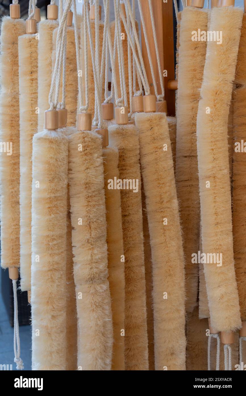 Le spazzole per massaggio Natural Dry sono lo strumento perfetto per la cura della pelle, migliorando la circolazione e l'esfoliazione Foto Stock