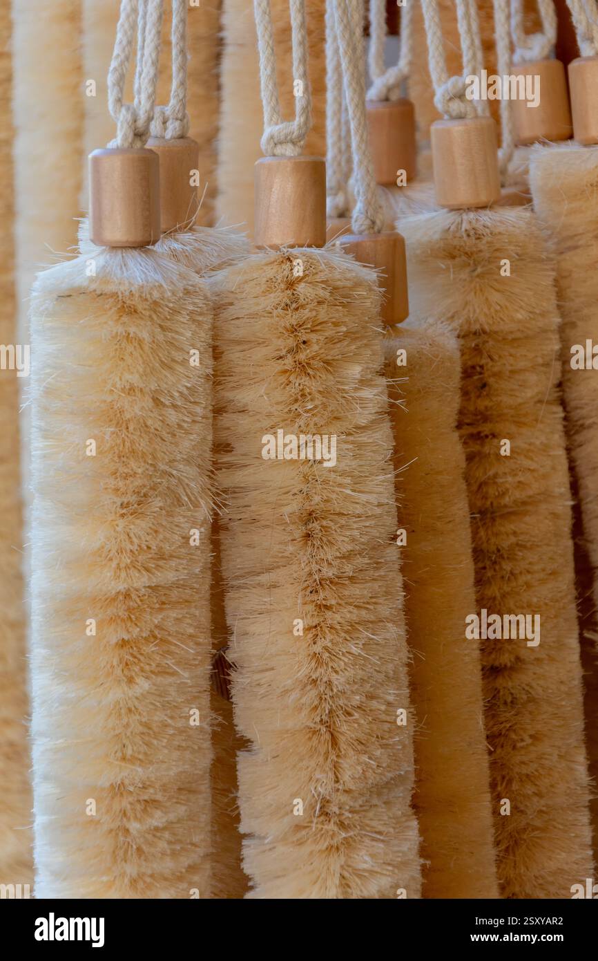 Il bagno in fibra naturale e le spazzole per massaggi sono una scelta ideale per trattamenti spa, massaggi secchi e cura del corpo Foto Stock