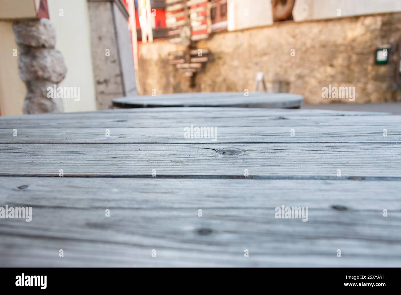 Vecchio tavolo in legno nella caffetteria della strada - primo piano di un tavolo in legno vintage con finiture usurate in ambiente urbano, spazio per copie Foto Stock