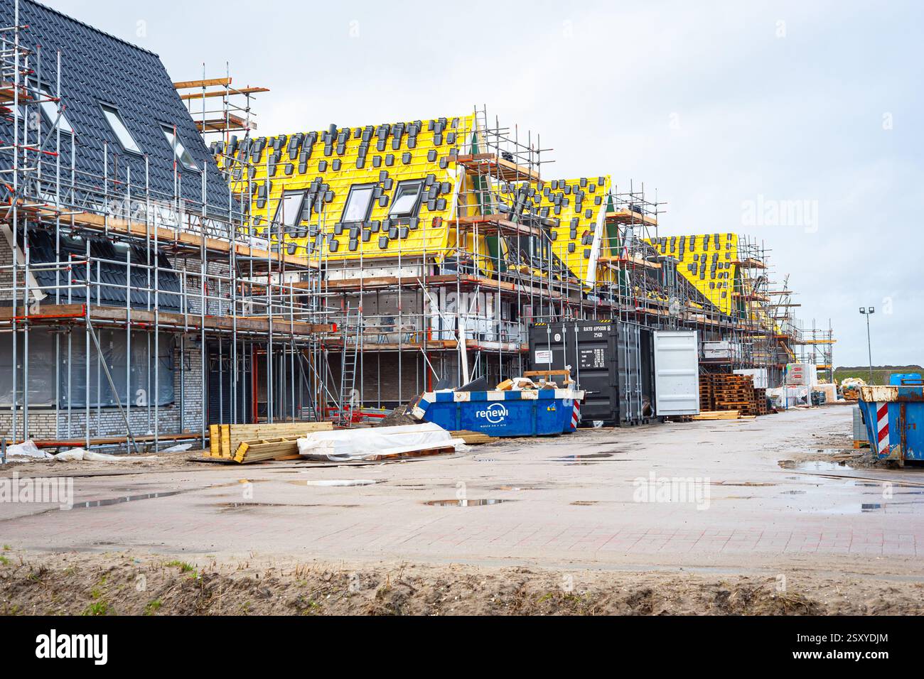 Strada con case in costruzione nel nuovo distretto “De Jonge Veenen” nel villaggio di Moerkapelle, comune di Zuidplas, Paesi Bassi Foto Stock
