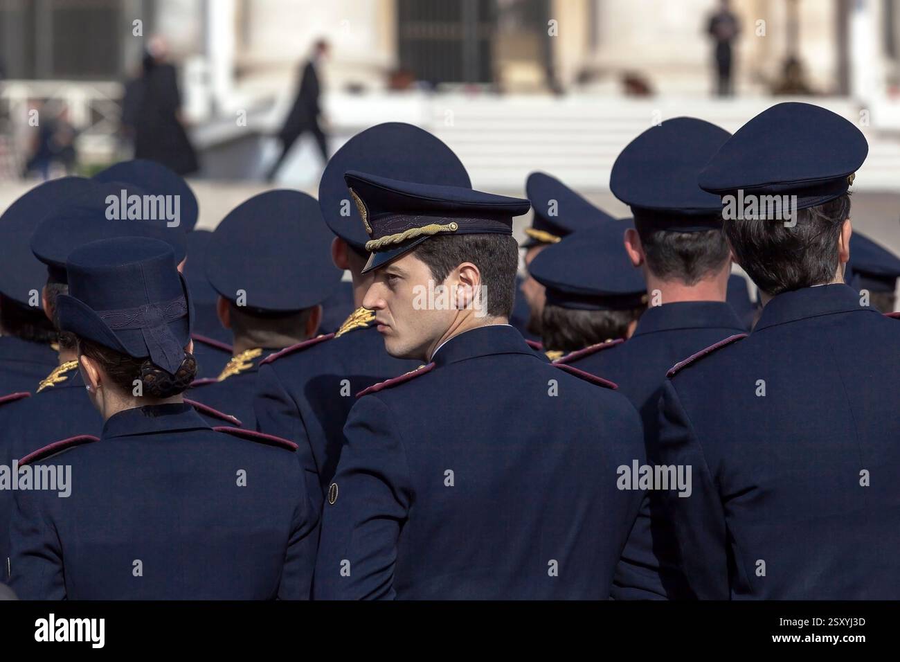 Città del Vaticano, Vaticano, Vaticano. 30 aprile 2016. Poliziotti in uniforme in Piazza San Pietro, durante l'udienza generale del Papa, in occasione del Giubileo delle forze armate. (Credit Image: © Gennaro Leonardi/Pacific Press via ZUMA Press Wire) SOLO PER USO EDITORIALE! Non per USO commerciale! Foto Stock