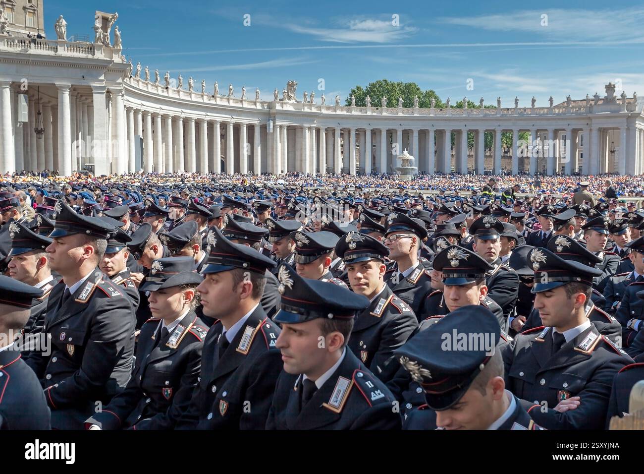 Città del Vaticano, Vaticano, Vaticano. 30 aprile 2016. Polizia in uniforme schierata in Piazza San Pietro, in occasione del Giubileo delle forze armate. (Credit Image: © Gennaro Leonardi/Pacific Press via ZUMA Press Wire) SOLO PER USO EDITORIALE! Non per USO commerciale! Foto Stock