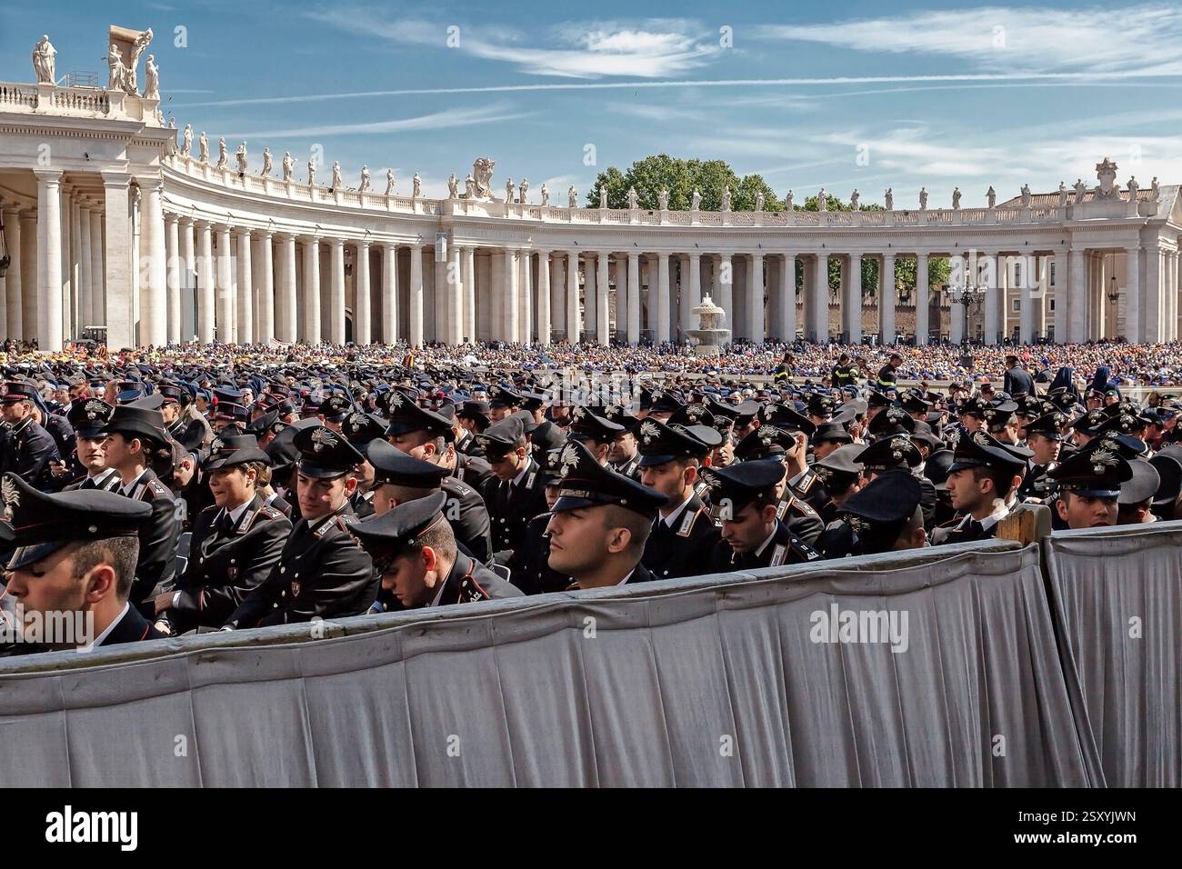 Città del Vaticano, Vaticano, Vaticano. 30 aprile 2016. Polizia in uniforme schierata in Piazza San Pietro, in occasione del Giubileo delle forze armate. (Credit Image: © Gennaro Leonardi/Pacific Press via ZUMA Press Wire) SOLO PER USO EDITORIALE! Non per USO commerciale! Foto Stock