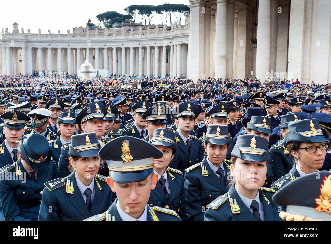 Città del Vaticano, Vaticano, Vaticano. 30 aprile 2016. Soldati della polizia finanziaria si sono schierati in Piazza San Pietro, in occasione del Giubileo delle forze armate. (Credit Image: © Gennaro Leonardi/Pacific Press via ZUMA Press Wire) SOLO PER USO EDITORIALE! Non per USO commerciale! Foto Stock