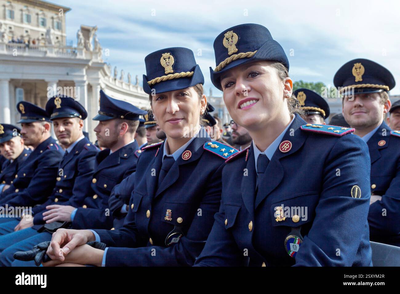 Città del Vaticano, Vaticano, Vaticano. 30 aprile 2016. Cadetti della scuola di polizia in Piazza San Pietro, in occasione della giornata dedicata al giubileo della famiglia militare e della polizia. (Credit Image: © Gennaro Leonardi/Pacific Press via ZUMA Press Wire) SOLO PER USO EDITORIALE! Non per USO commerciale! Foto Stock