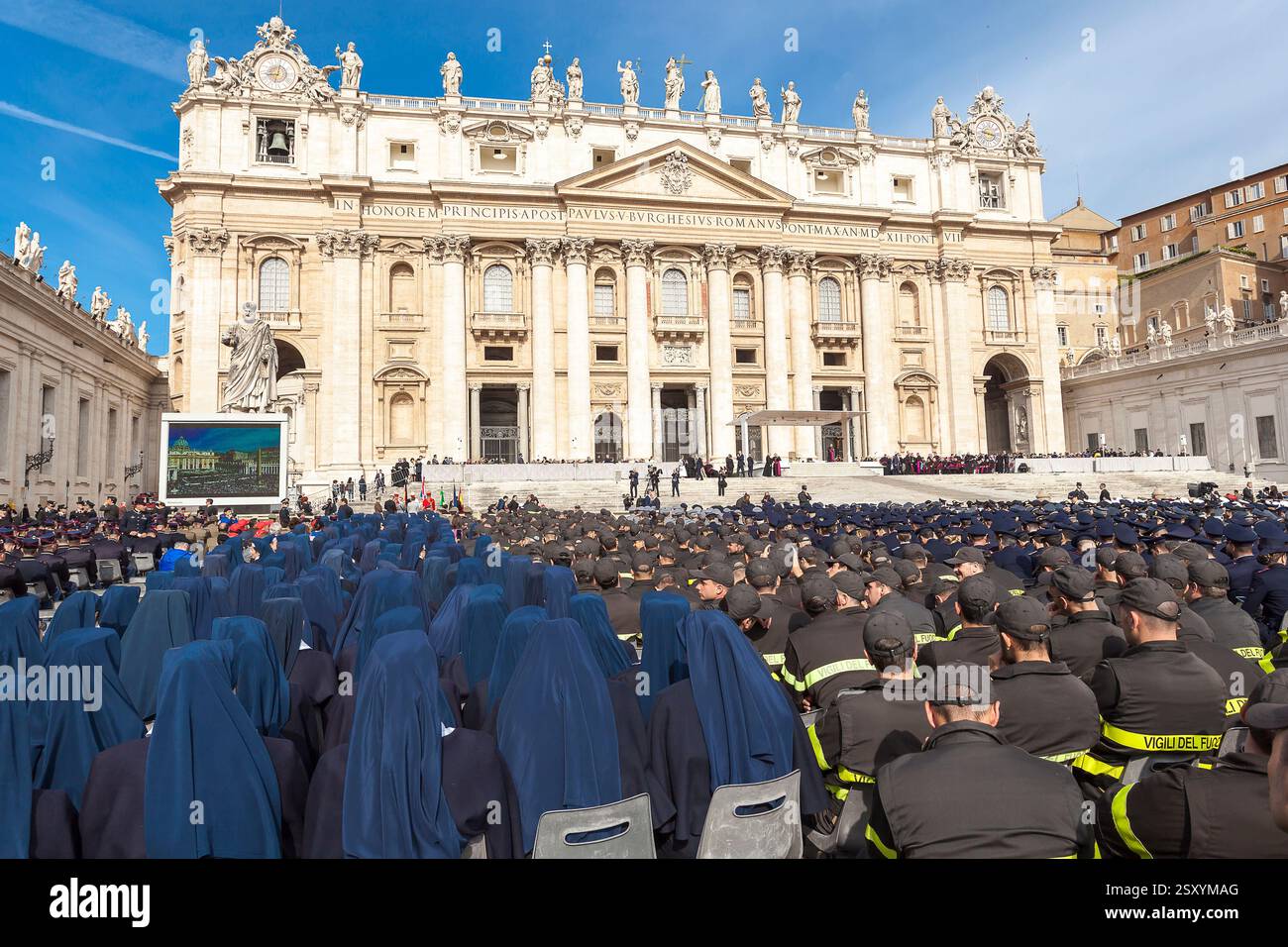 Città del Vaticano, Vaticano, Vaticano. 30 aprile 2016. Rappresentanti di tutte le forze di polizia schierate in Piazza San Pietro, in occasione del Giubileo delle forze armate. (Credit Image: © Gennaro Leonardi/Pacific Press via ZUMA Press Wire) SOLO PER USO EDITORIALE! Non per USO commerciale! Foto Stock