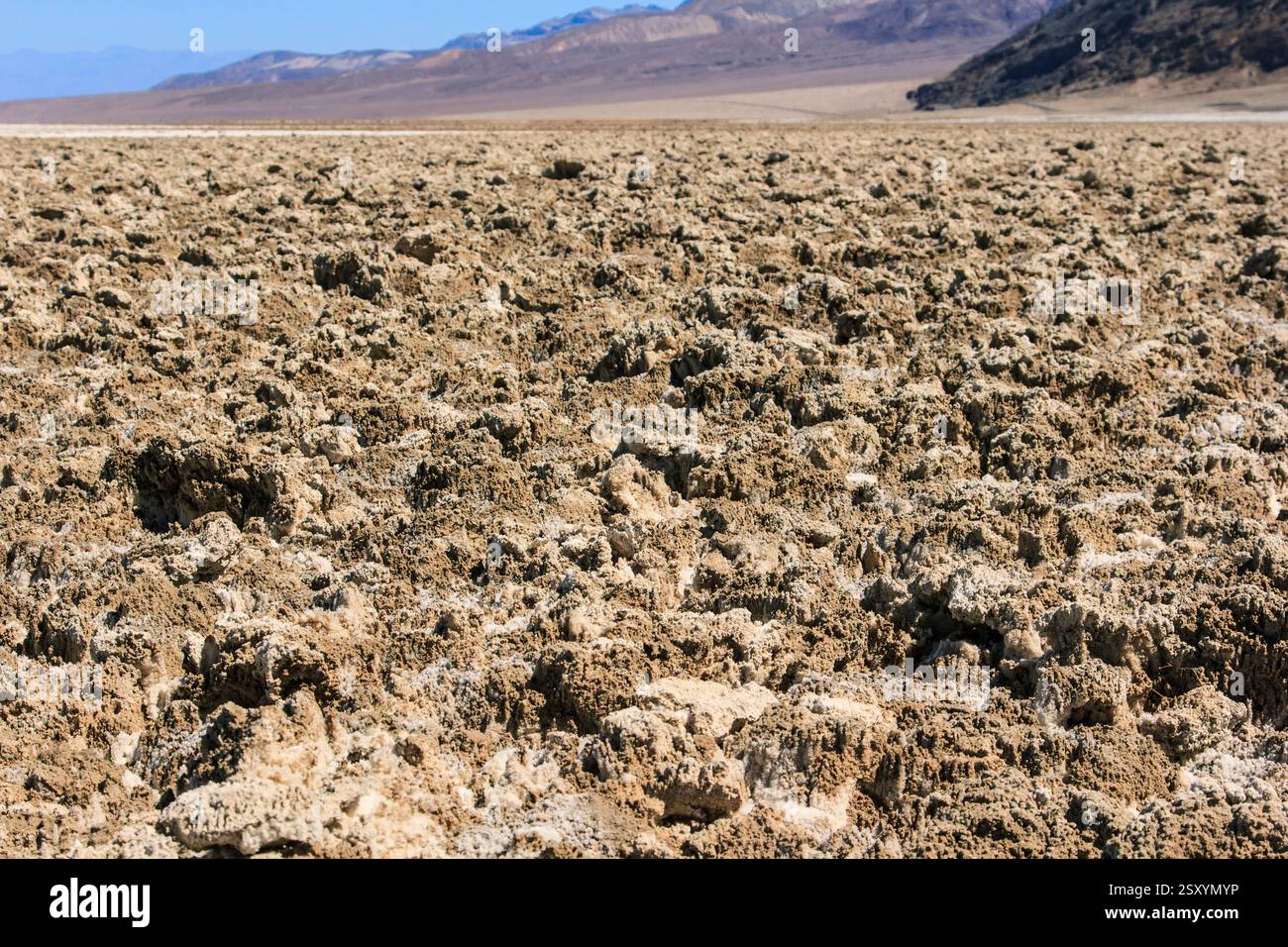 Deserto con molte rocce e sporcizia. Il terreno è marrone e roccioso. Non ci sono alberi o piante nella zona Foto Stock