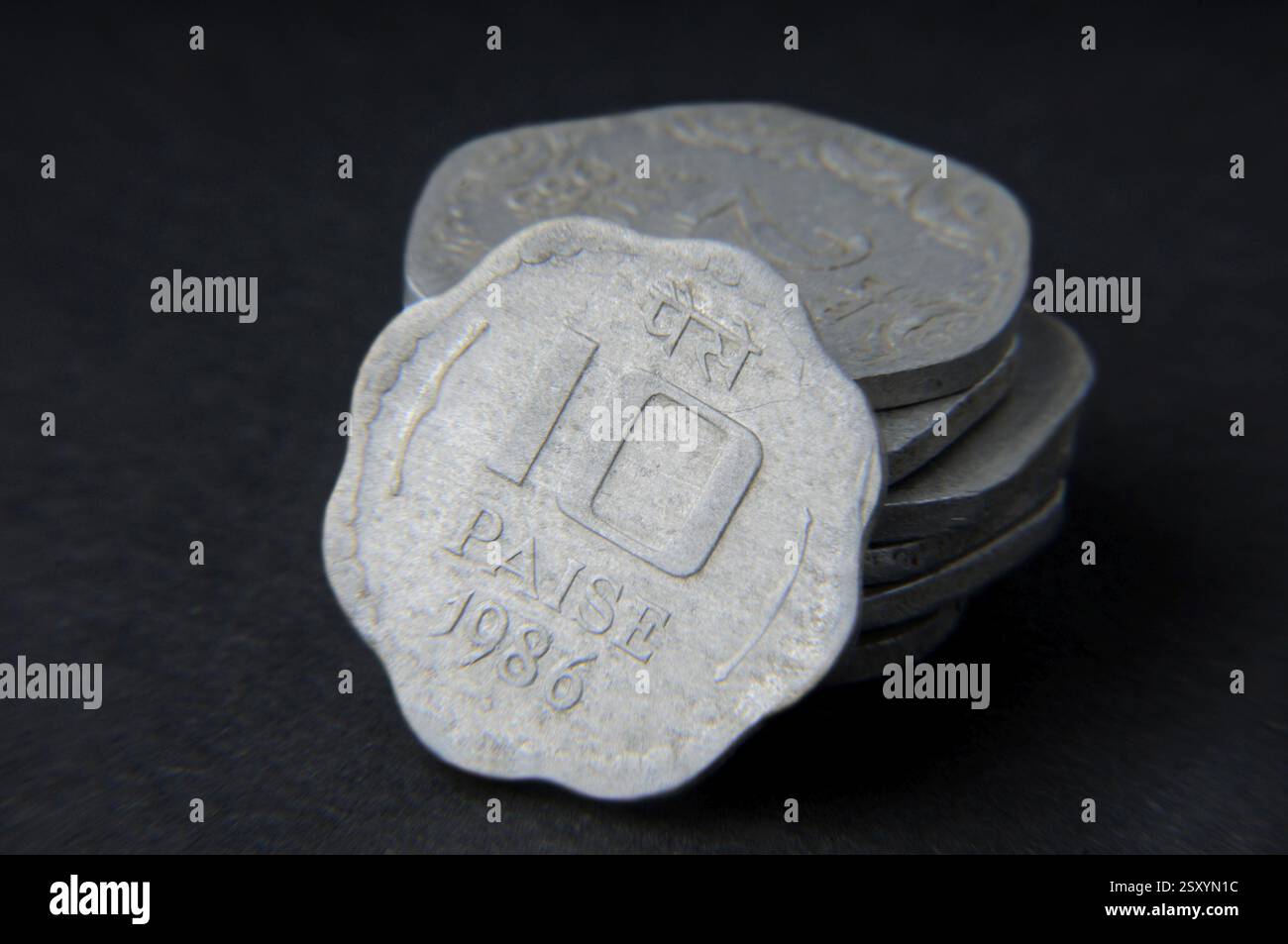 Concetto di vecchie monete indiane Foto Stock