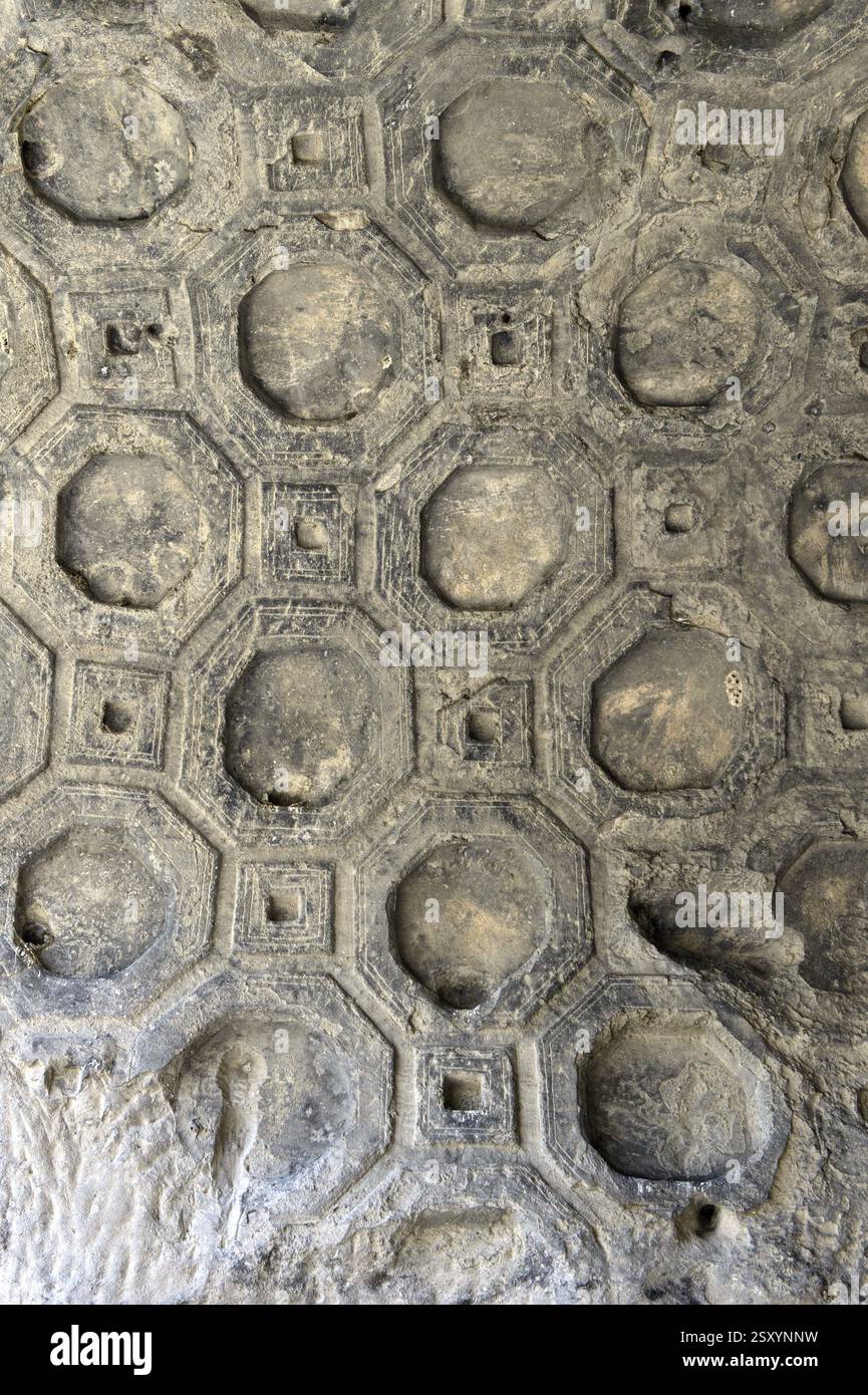 Resti di una volta a botte con un soffitto a cassettoni scolpito in pietra nella Tamaras Hall della fortezza e nella città grotta di Uplistsikhe vicino a Gori, Georgia Foto Stock