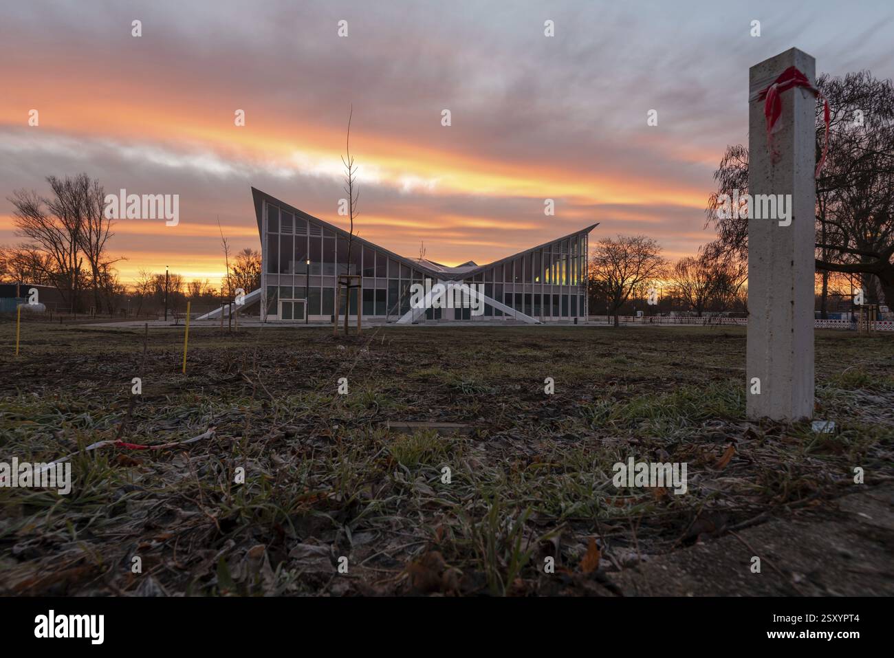 Hyparschale, edificio protetto dal patrimonio culturale con un'impressionante costruzione del tetto di fronte a un tramonto spettacolare, Magdeburgo, Sassonia-Anhalt, Germania, Europa Foto Stock