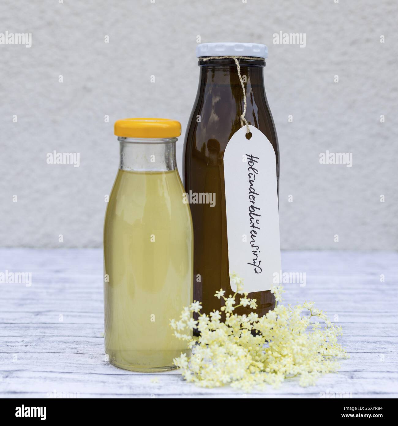 Sciroppo di sambuco in bottiglia Foto Stock
