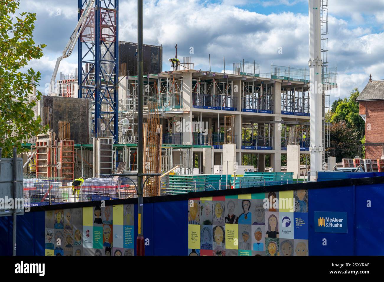 Lavori di costruzione in Paramount Place, in cima a Mount Pleasant Road, a Royal Tunbridge Wells. In precedenza il sito del demolito ABC Cinema. Foto Stock