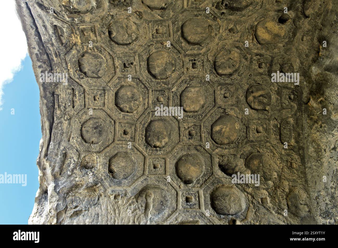 Resti di una volta a botte con un soffitto a cassettoni scolpito in pietra nella Tamaras Hall della fortezza e nella città grotta di Uplistsikhe vicino a Gori, Georgia Foto Stock