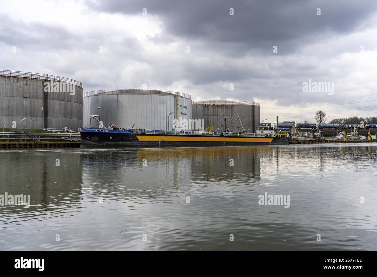Porto dei canali, impianti di carico, allevamento di cisterne per prodotti petroliferi della Ruhr OEL GmbH, BP Gelsenkirchen, raffineria, canale Reno-Herne, Gelsenkirchen, Foto Stock